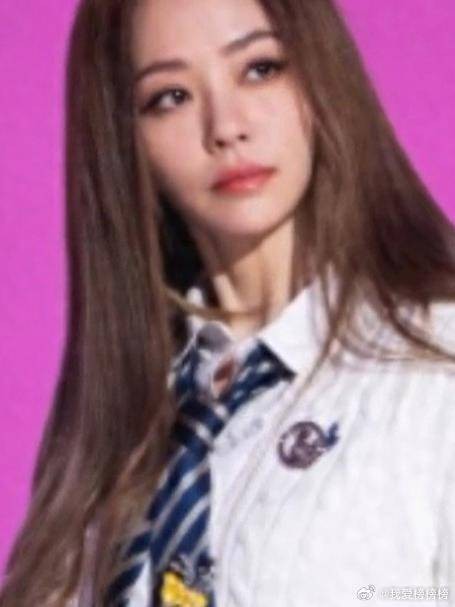 张靓颖舞台穿超短裙,黑靴衬托逆天长腿,“学姐诱惑”谁受得了?