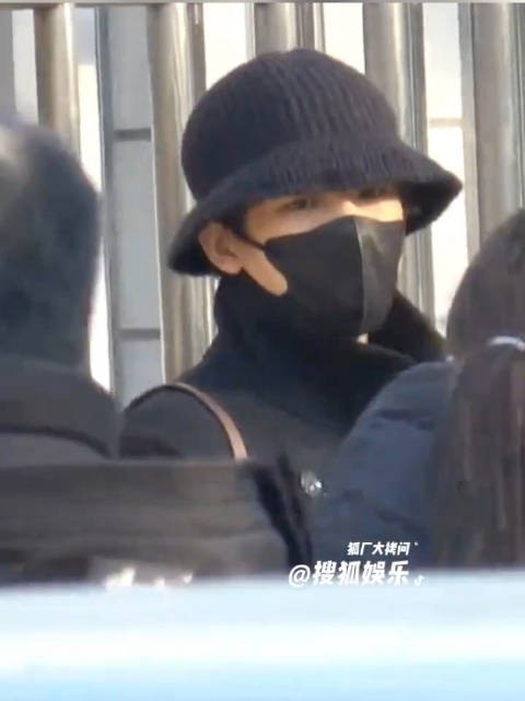 王安宇现身春晚第2次联排，全黑look造型