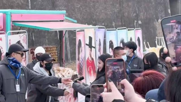 卢昱晓戴粉丝礼物现身，新剧《何不同舟渡》引期待