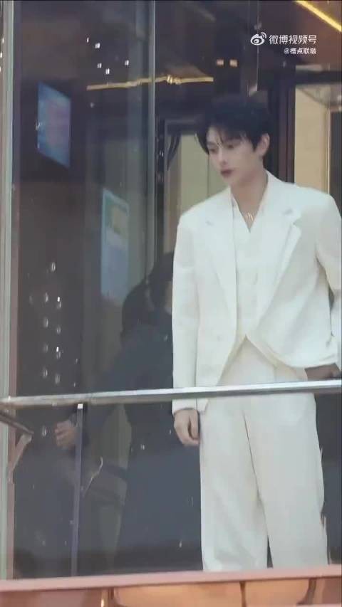 丁禹兮上海话祝福引全场欢呼，人潮见证超强号召力