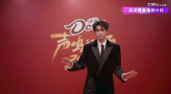 张卓尔同款服装走秀气场全开，坐等张凌赫演唱舞台