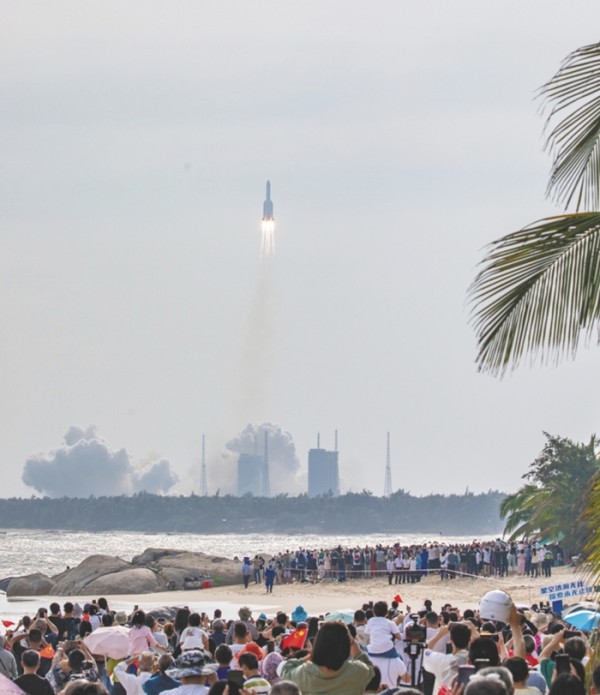 △人们在文昌观看火箭发射。图片来源：海南日报