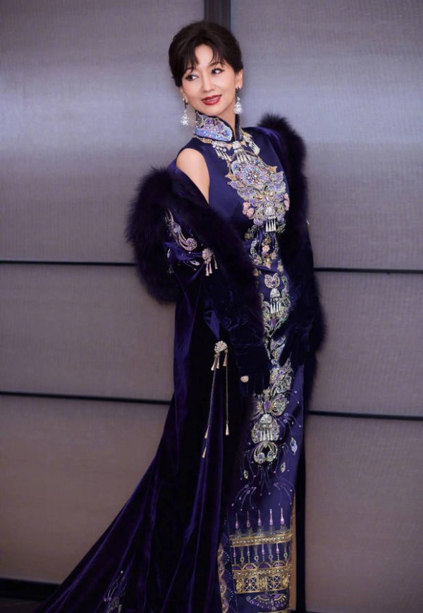 赵雅芝穿深紫色民族风旗袍好美！