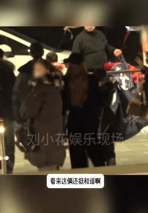 杨颖带着儿子一起离开。