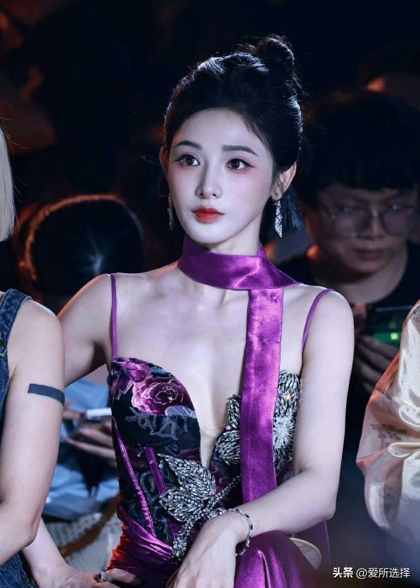 一句“加班祝福”，引发十八万网友站队！彭小苒惹争议背后是啥？