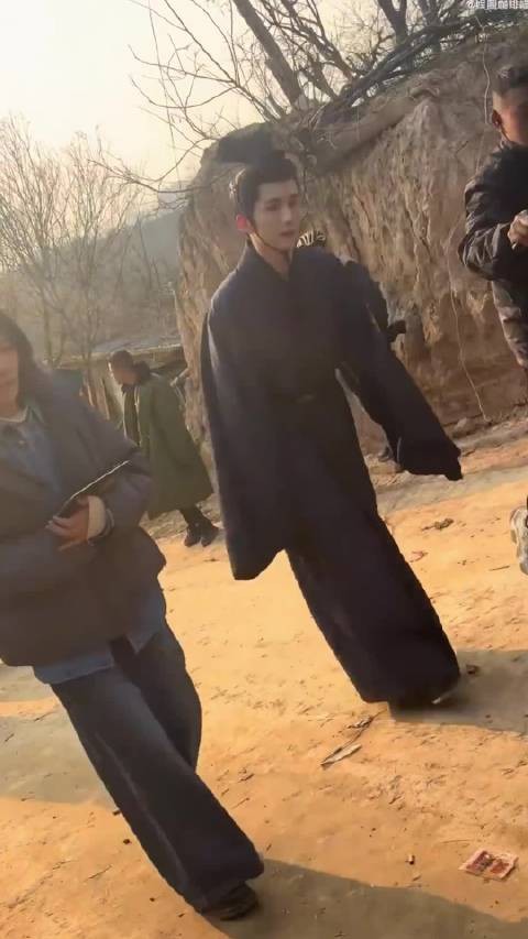 张新成《秦谜》拍摄路透上新,深色古装搭配束冠好俊朗