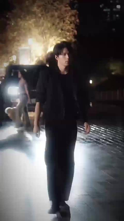 刘耀文新片下车镜头与走姿引关注