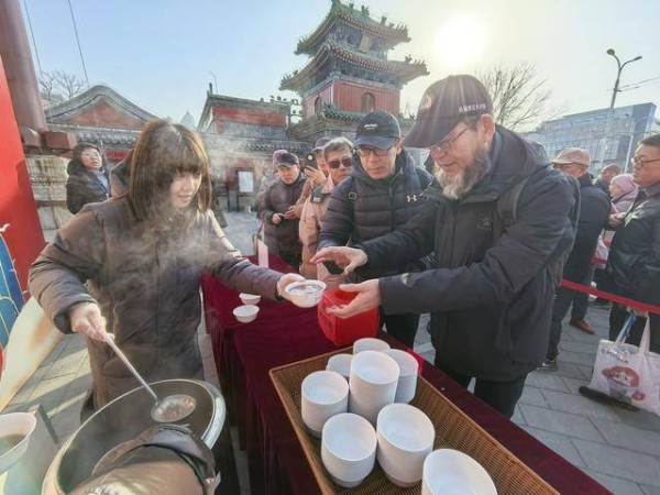 北京民俗博物馆熬粥赠市民