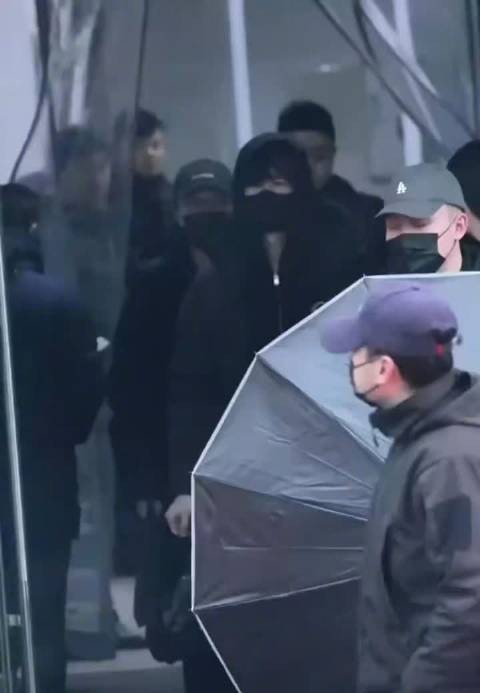 张凌赫全黑造型持相机现身你好星期六录制