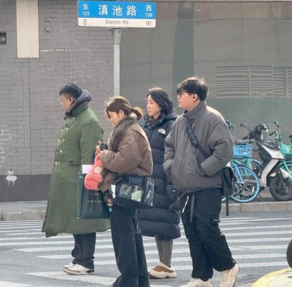 闫妮上海街头生图曝光!风吹乱发不躲,这才是真“松弛感”天花板选项