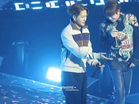 王嘉尔演唱会上收到了内衣