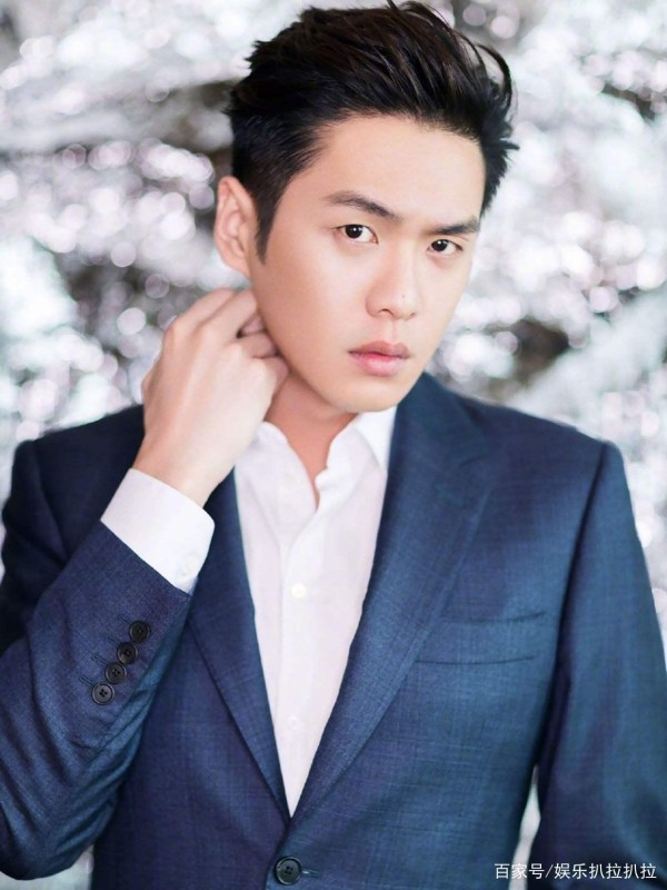 娱乐圈秘闻：这位男艺人不按星二代的设定发展，事业家庭两得意