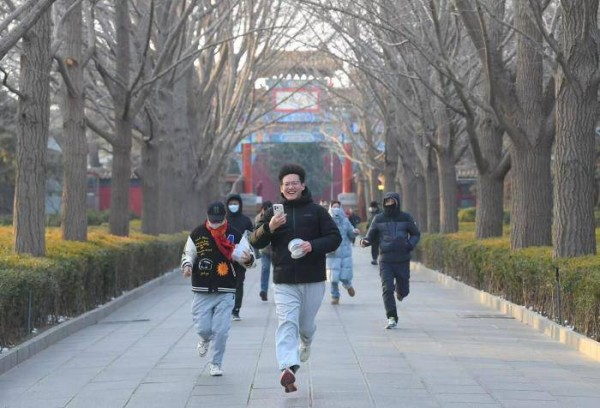 万碗腊八粥上午十点告罄，雍和宫百米长队暖寒冬