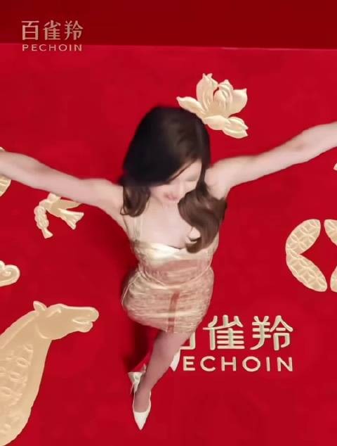 赵露思最新物料，比例好看着真的很显高