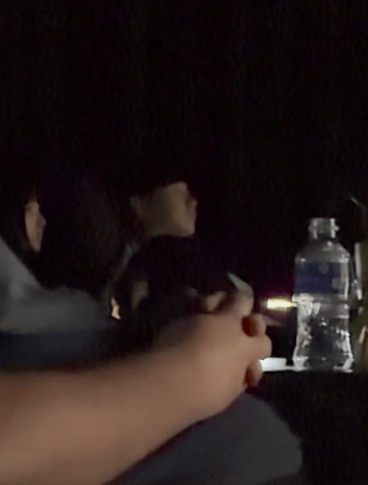 林俊杰七七官宣恋情后首次同框 看电影神情专注