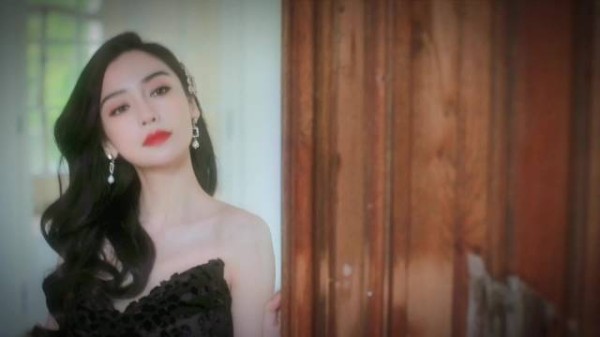 杨颖最新物料拖尾长裙好美啊