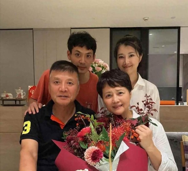 儿女都是债，女儿离婚儿子成剩男，如今60岁的茹萍终究难逃心酸