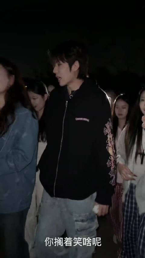 庞博文删博引关注，身边围绕众多女粉丝