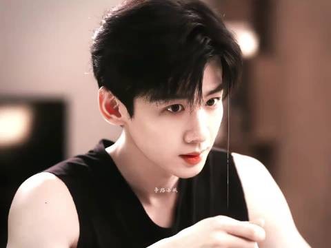 白敬亭的身材也太好了吧，看来健身房不是白去的