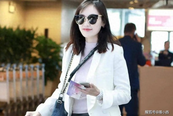 “马蓉”离开王宝强9年后更美了，穿短裤秀豆腐腿，越活越像明星