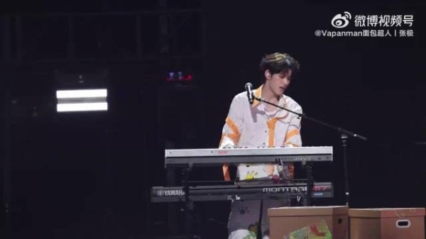 张极桔色绑带造型亮相荣耀之战演唱会，舞台表现力拉满