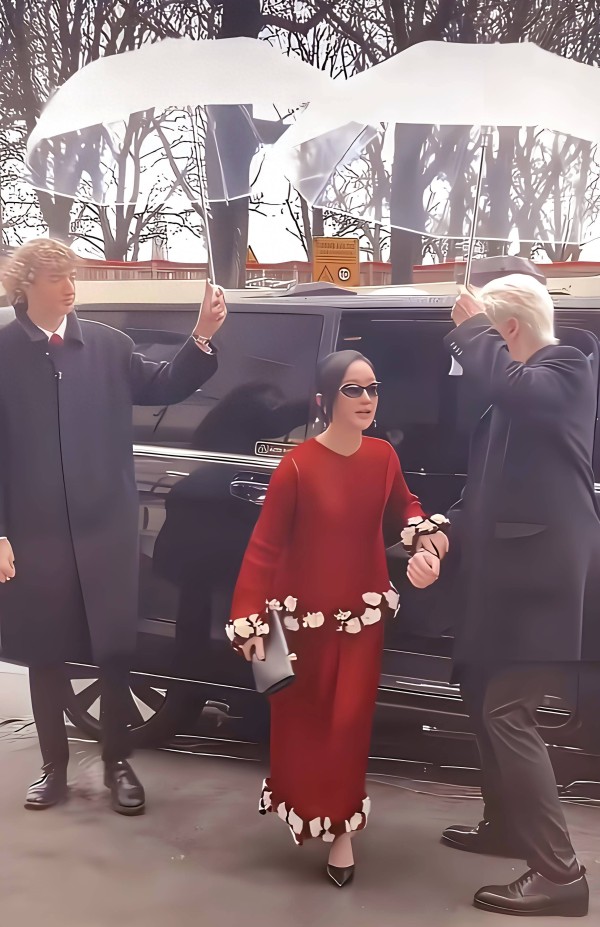 周迅参加巴黎时装周，两名白人壮汉为她撑伞！她对养老有规划