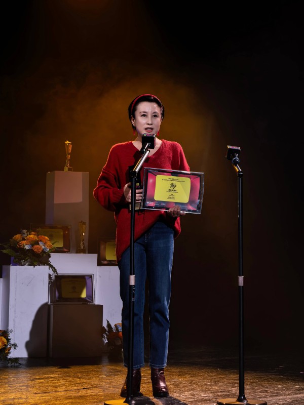 赵倩获第三届国际独角戏剧节最佳女演员 《北去南归》的破圈密码！