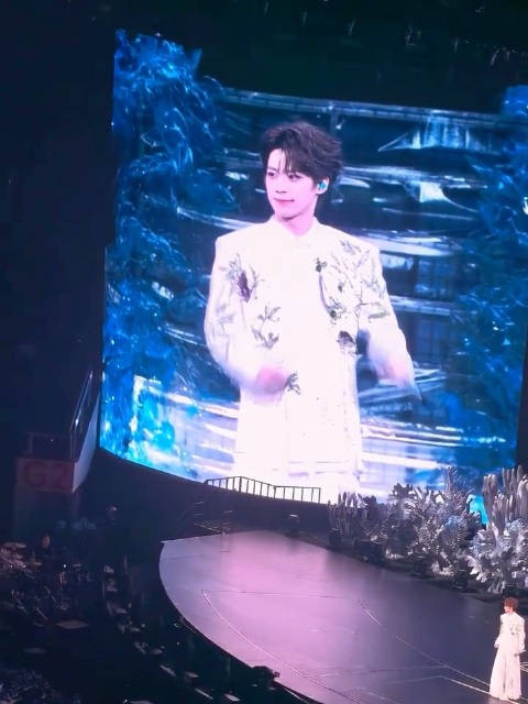 我靠 这个动作一出来我马上梦回wsw灰色背心那个“卧槽！”