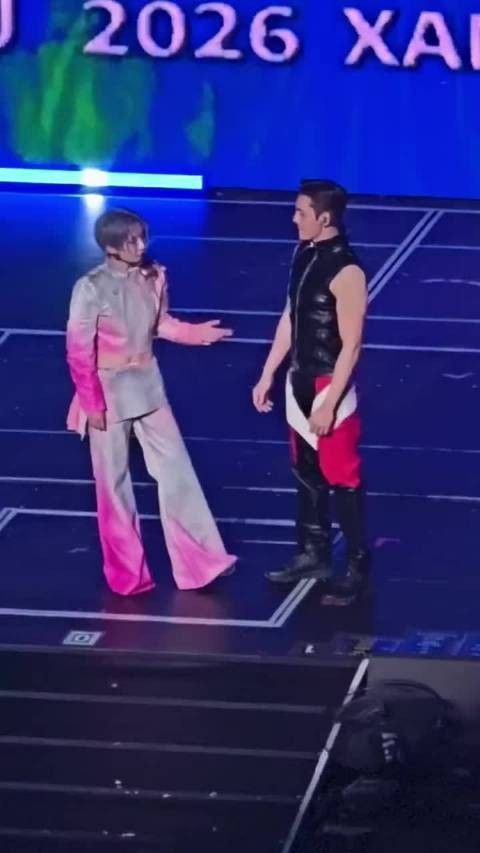 刘雨昕演唱会上跟陈伟霆的一段talking