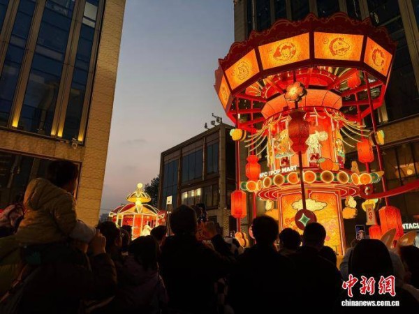 上海豫园灯会六大灯区同时点亮 海派年味添新潮