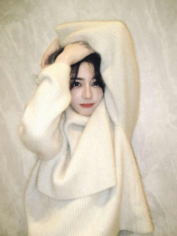 迪丽热巴穿着温暖毛衣十分柔软舒适。
