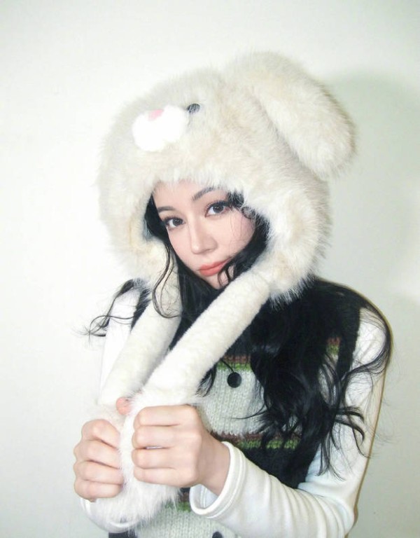 此前，迪丽热巴在社交平台上晒出自己戴着毛茸兔耳帽的美照。