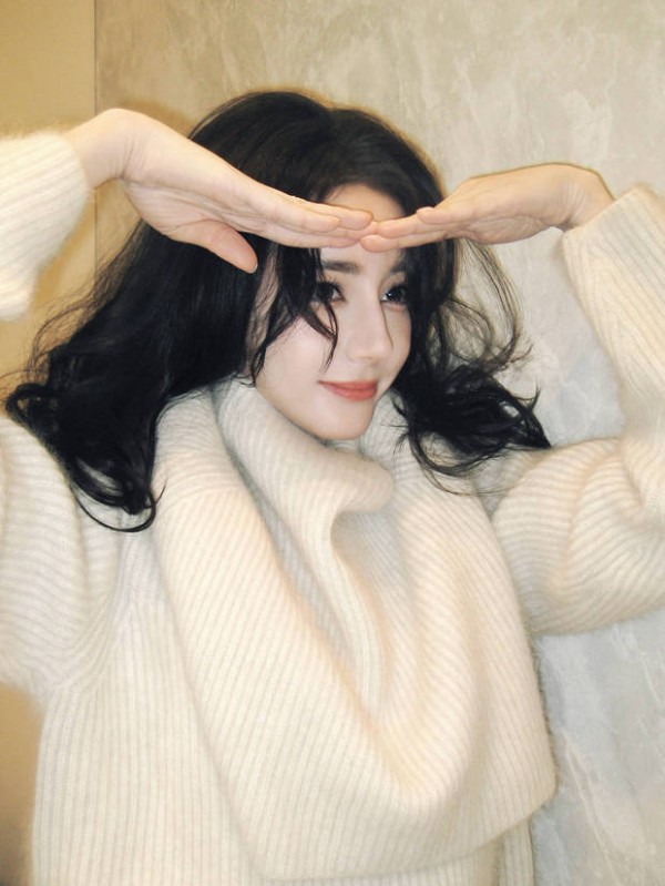 迪丽热巴绽放温柔笑容，皮肤白皙光滑，状态超好。