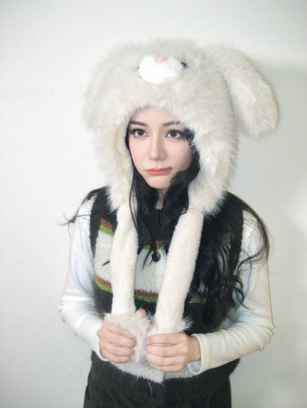 迪丽热巴的表情俏皮又可爱。