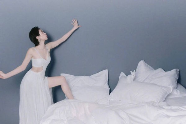 搜狐娱乐讯 近日，宋茜一组生日写真曝光，白纱裙搭兔耳发箍，娇俏灵动甜度满分。