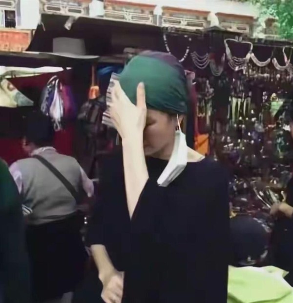 天后王菲在西藏被偶遇，包着绿头巾显脸馒化发福，她的手又细又白