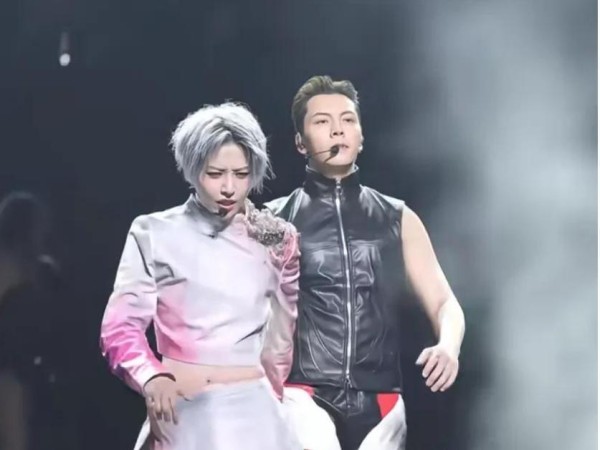 陈妍希现身刘雨昕演唱会，满脸胶原蛋白根本不像40岁，离婚后活出精彩