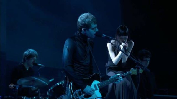 Olivia Dean格莱美斩获最佳新人奖，香奈儿礼服卡地亚珠宝闪耀