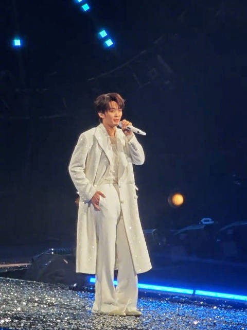 王赫野 富公哦，在舞台上修溜冰场