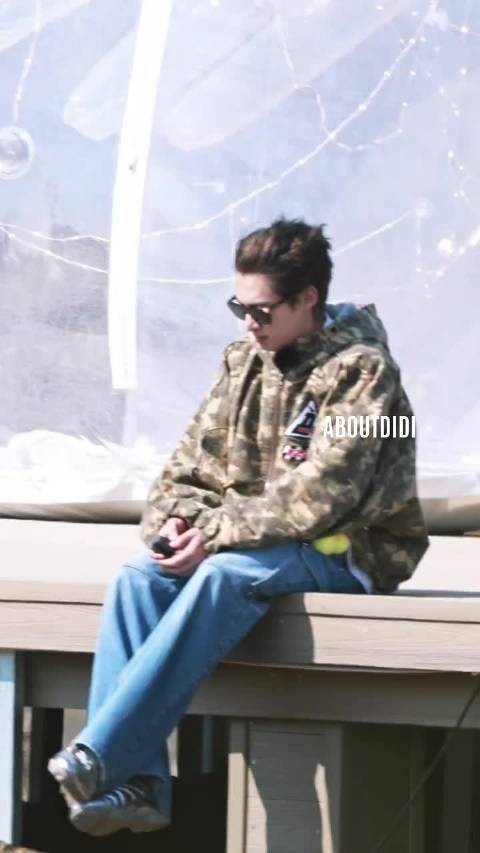 王鹤棣借外套给黄灿灿挡风，两人曾合作咸鱼飞升