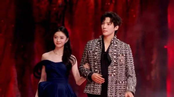 王安宇要笑死我！帮刘浩存整理裙摆，结果连角都没碰上丨星光大赏