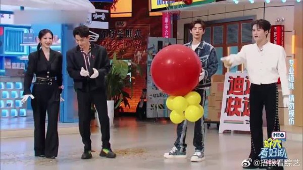王鹤棣太皮了，故意拿着气球不给，檀健次表情太逗了