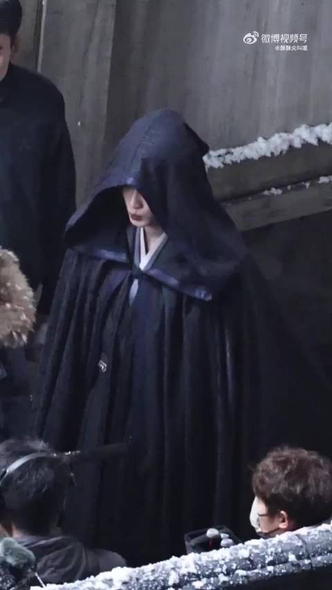 檀健次《何不同舟渡》黑色斗篷造型路透 一大早就被这个谢却山帅晕了!