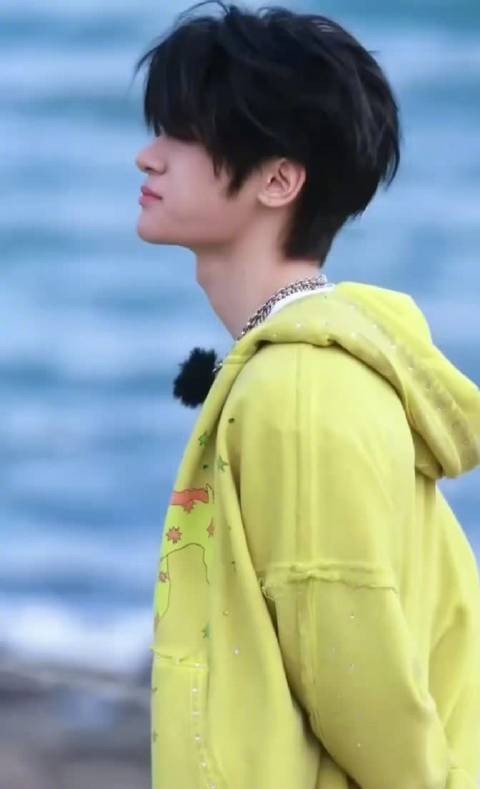 张峻豪录制亲爱的客栈,明黄上衣少年感十足