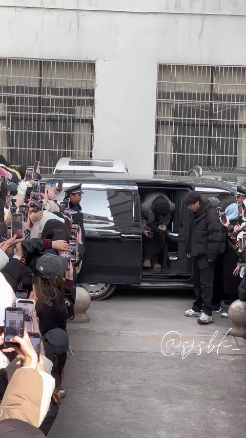 张凌赫萧厉大衣冷帽上班路透，好酷啊