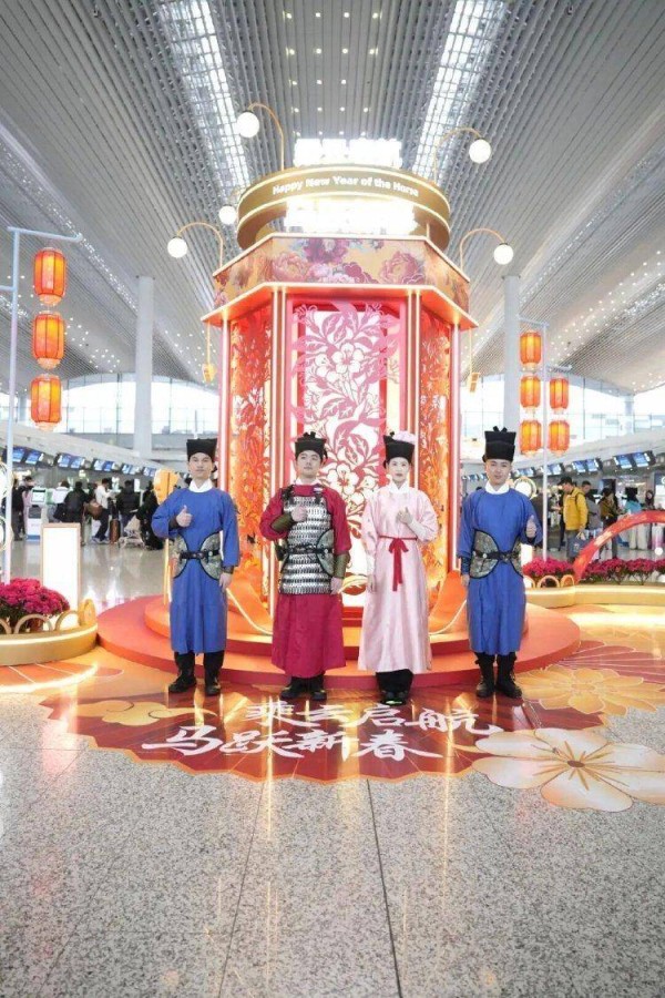 广州白云机场工作人员汉服迎新火出圈，穿越感十足