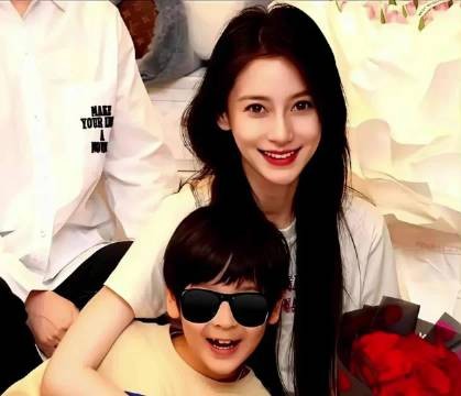 黄晓明与前妻为子庆生，前女友直播突现婴儿哭声