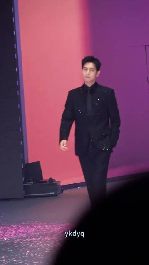 李现新剧演绎暖心孙辈，撒娇买腊排骨接橘子投喂奶奶