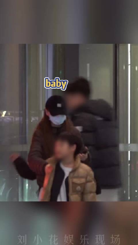 baby带小海绵聚餐遇趣事，上错车被妈妈及时叫回