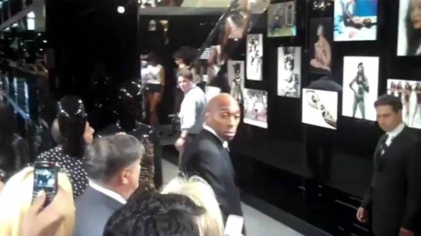 娜奥米坎贝尔与爱泼斯坦多次会面,曾邀其参加品牌活动